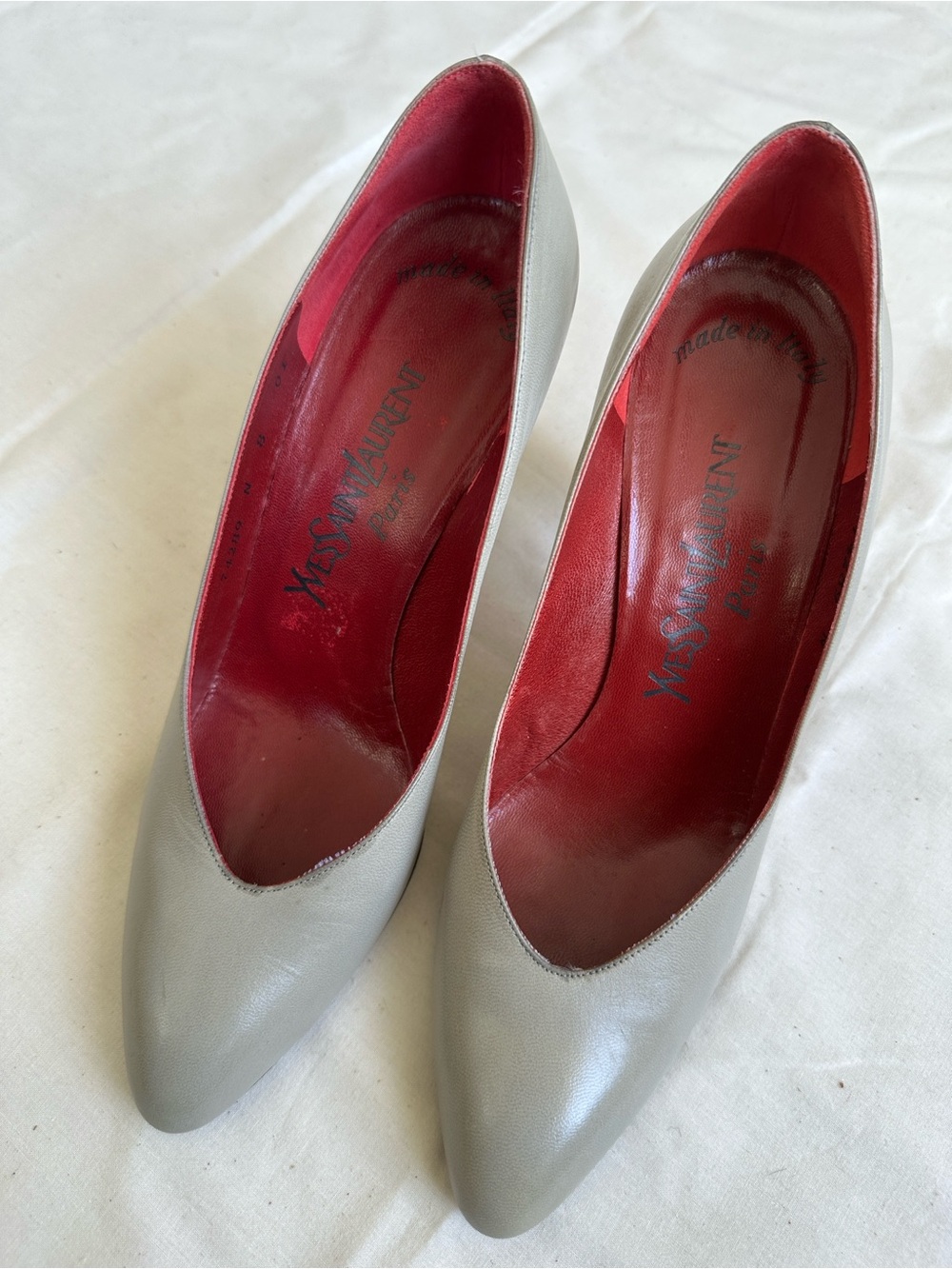 Yves Saint Laurent Light Gray Leather Pointed Pumps with Red Lining